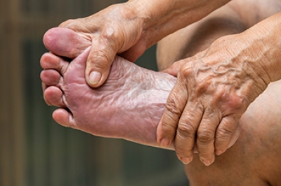 Caring for Senior Feet and Maintaining Comfort